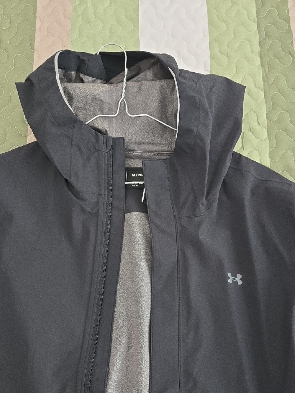 Under Armour Women's Black Lightweight Utility Jacket - Picture 3 of 5